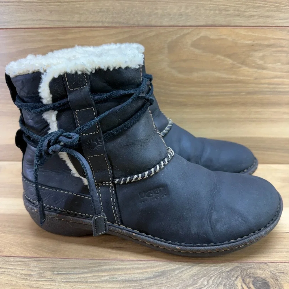 UGG Cove Ankle Boots 9 Black Leather Shearling Fur Lined Cozy Sherpa Cabin Core